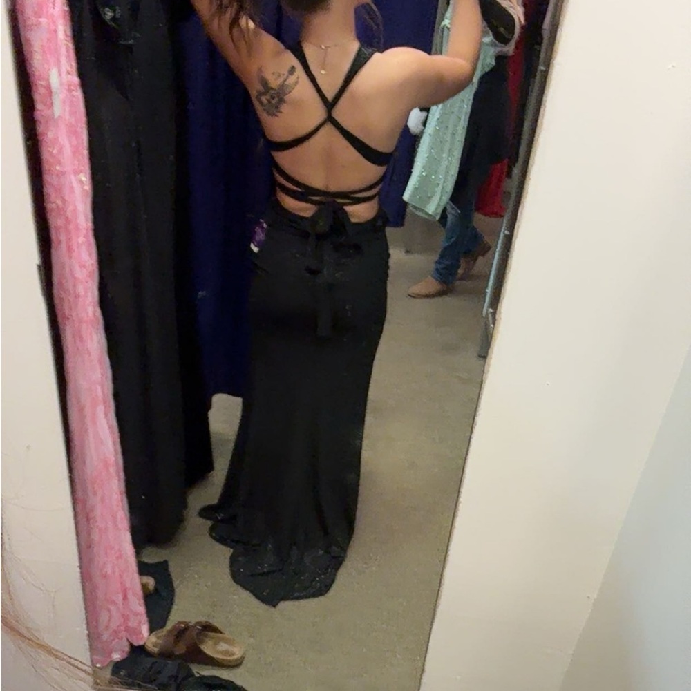Elegant Black Evening Gown - Picture 2 of 3